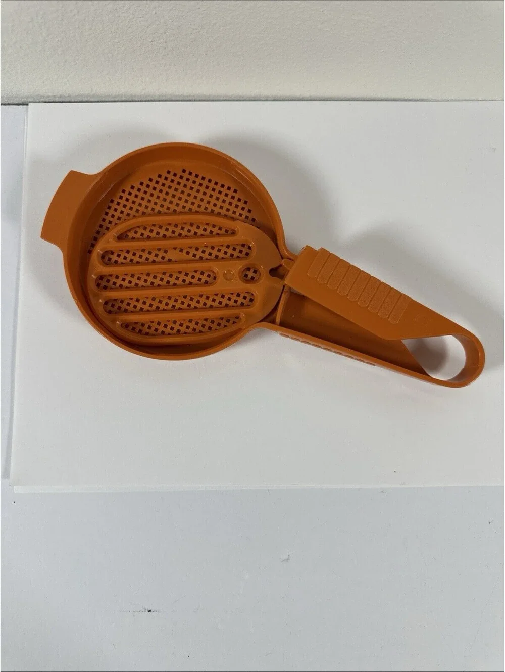 VintageTupperware Sift-it Paddle Harvest Orange Flour/Powdered Sugar Sifter